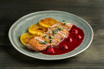 УТИНАЯ ГРУДКА В МАЛИНОВОМ СОУСЕ