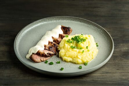 СВИНАЯ ВЫРЕЗКА В СЫРНОМ СОУСЕ