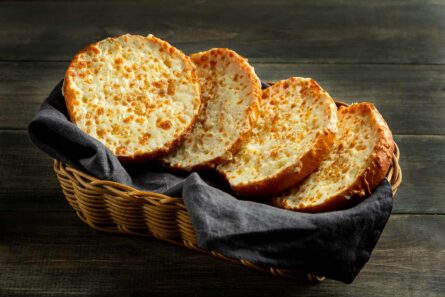 ЧЕСНОЧНЫЕ ТОСТЫ С СЫРОМ