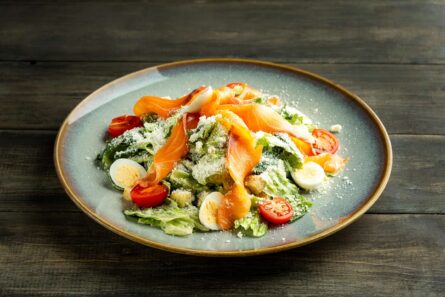 САЛАТ ЦЕЗАРЬ С СЕМГОЙ