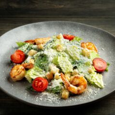 САЛАТ ЦЕЗАРЬ С КРЕВЕТКАМИ