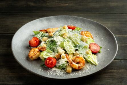 САЛАТ ЦЕЗАРЬ С КРЕВЕТКАМИ