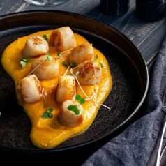 ЖАРЕНЫЙ МОРСКОЙ ГРЕБЕШОК С МУССОМ ИЗ ТЫКВЫ