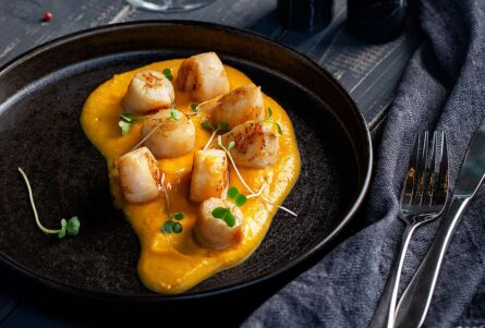 ЖАРЕНЫЙ МОРСКОЙ ГРЕБЕШОК С МУССОМ ИЗ ТЫКВЫ