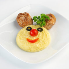 КОТЛЕТКИ С КАРТОФЕЛЬНЫМ ПЮРЕ