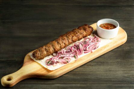 ЛЮЛЯ-КЕБАБ ИЗ СВИНИНЫ И МРАМОРНОЙ ГОВЯДИНЫ